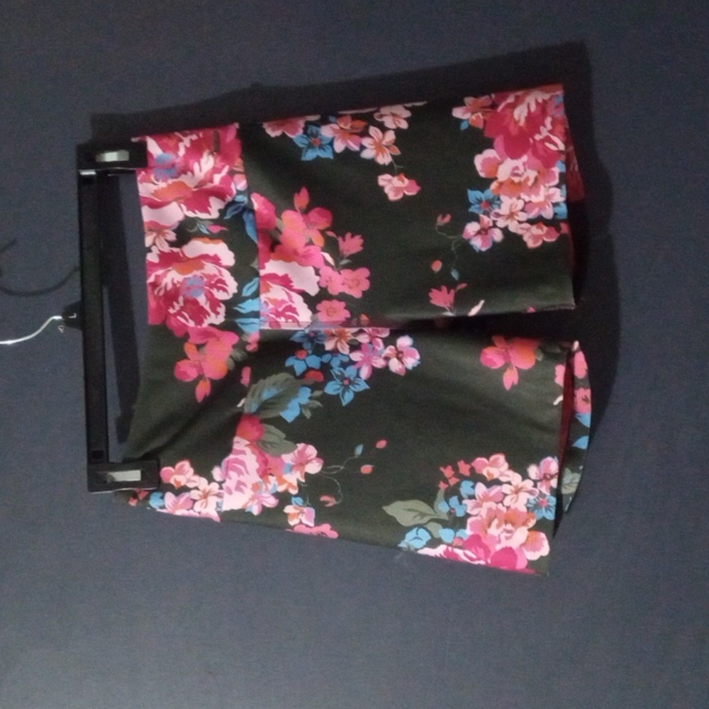 Nwot Magii exercise workout bike shorts black floral Size Medium